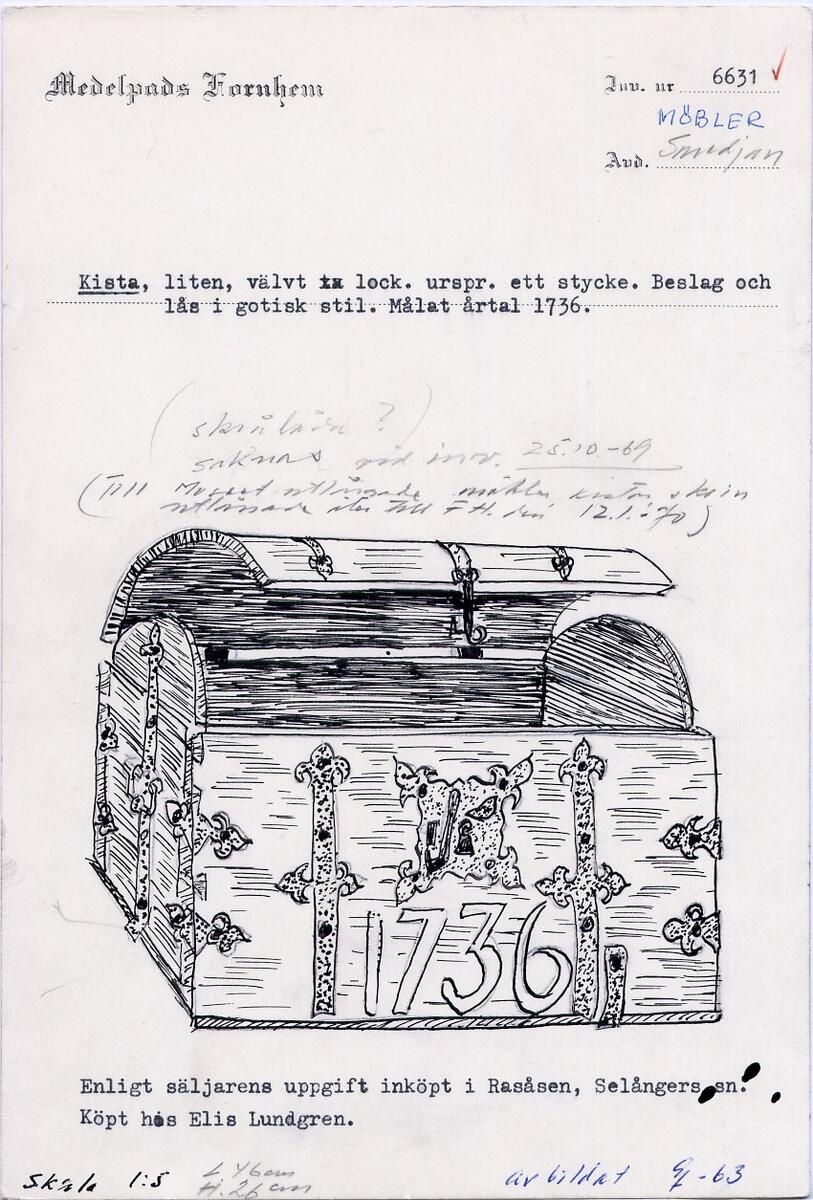 Kista, liten, välvt lock, ursprungligen ett stycke. Beslag och lås i gotisk stil, målat årtal 1736. Enligt säljarens uppgift inköpt i Rasåsen, Selångers socken. Köpt av Elis Lundgren för 50:-.