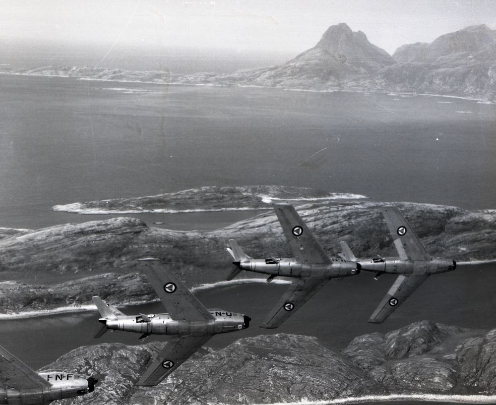 Fire F-86F i formasjon over Bodø flyplass.