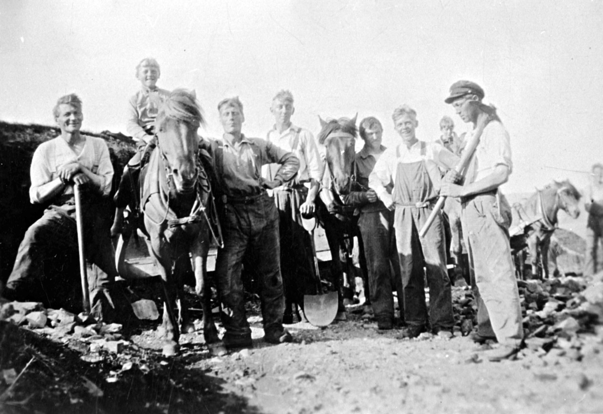 Veiarbeidere med hester, Skutvik