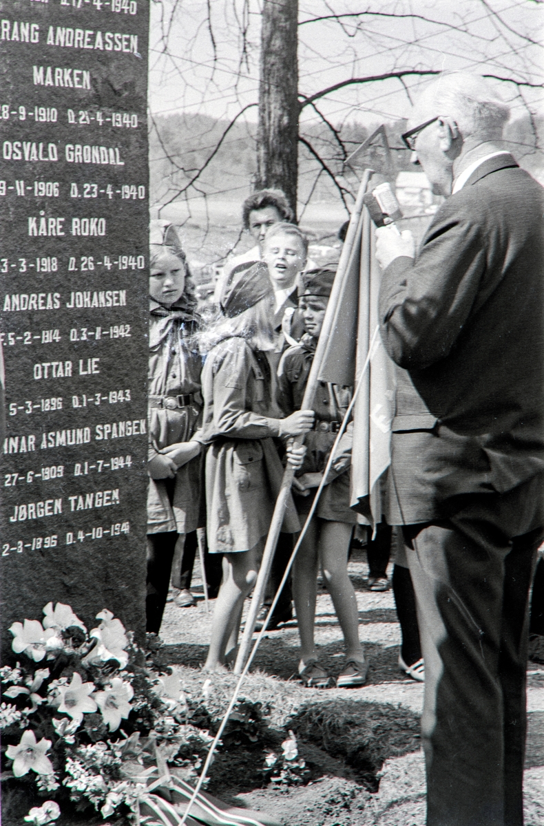 17. Mai feiring i Løten.
Den tidligere stortingsmannen Emil Løvlien holder tale, og legger ned blomster ved minnesmerket over de fallene i 2. verdenskrig i Løten.

