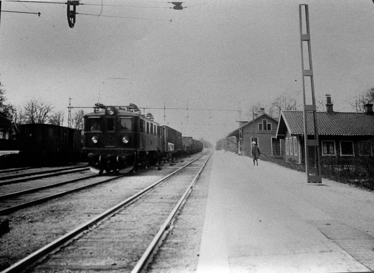 Floby station. Flyttad 1867 från Gerarp i Sörby, men behöll namnet Sörby tills 1912. Huset med gaveln mot perrongen var det gamla stationshuset från Gerarp som här blev stinsbostad. Det "nya" hade från början stått i Laxå. Foto från 1926 då eldriften togs i bruk.