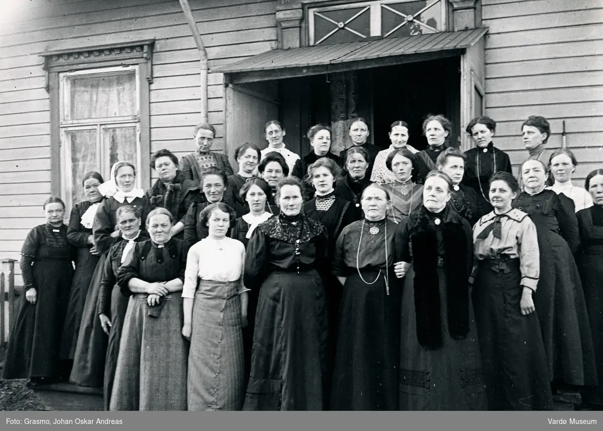 Misjonskvinneforening samlet på prestegårdstrappa i Vardø, ca. 1915