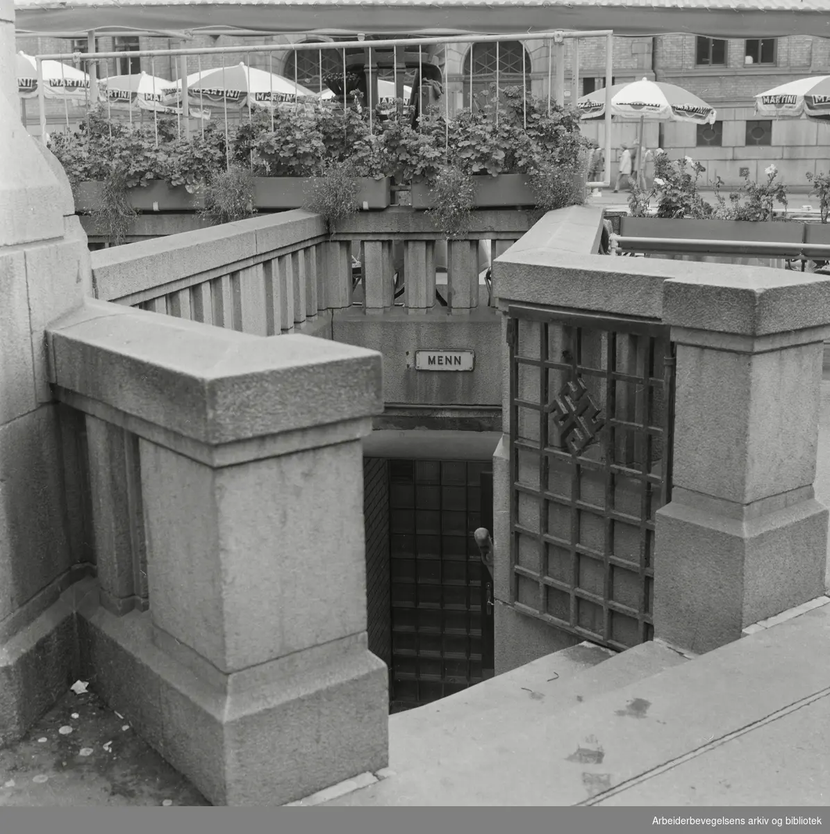 Stortings plass. Tostrups uteservering, populært kalt «Dasslokket» med nedgang til det offentlige, underjordiske toalettet under plassen. September 1966.