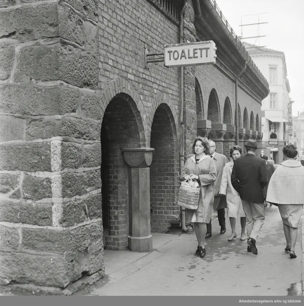 Inngang til offentlig toalett i Domkirkebasarene (Kirkeristen) mot Karl Johans gate. September 1966.