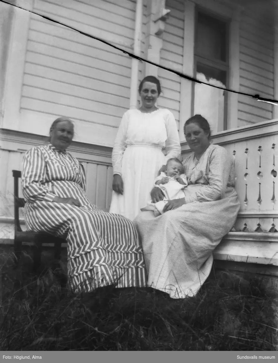 Släktfoto hos Carlssons i Fanbyn. Fyra generationer med från vänster: Justina Edlund, Siri Jansson och Ellen Carlsson med (troligen) dotterdottern Märta i famnen.