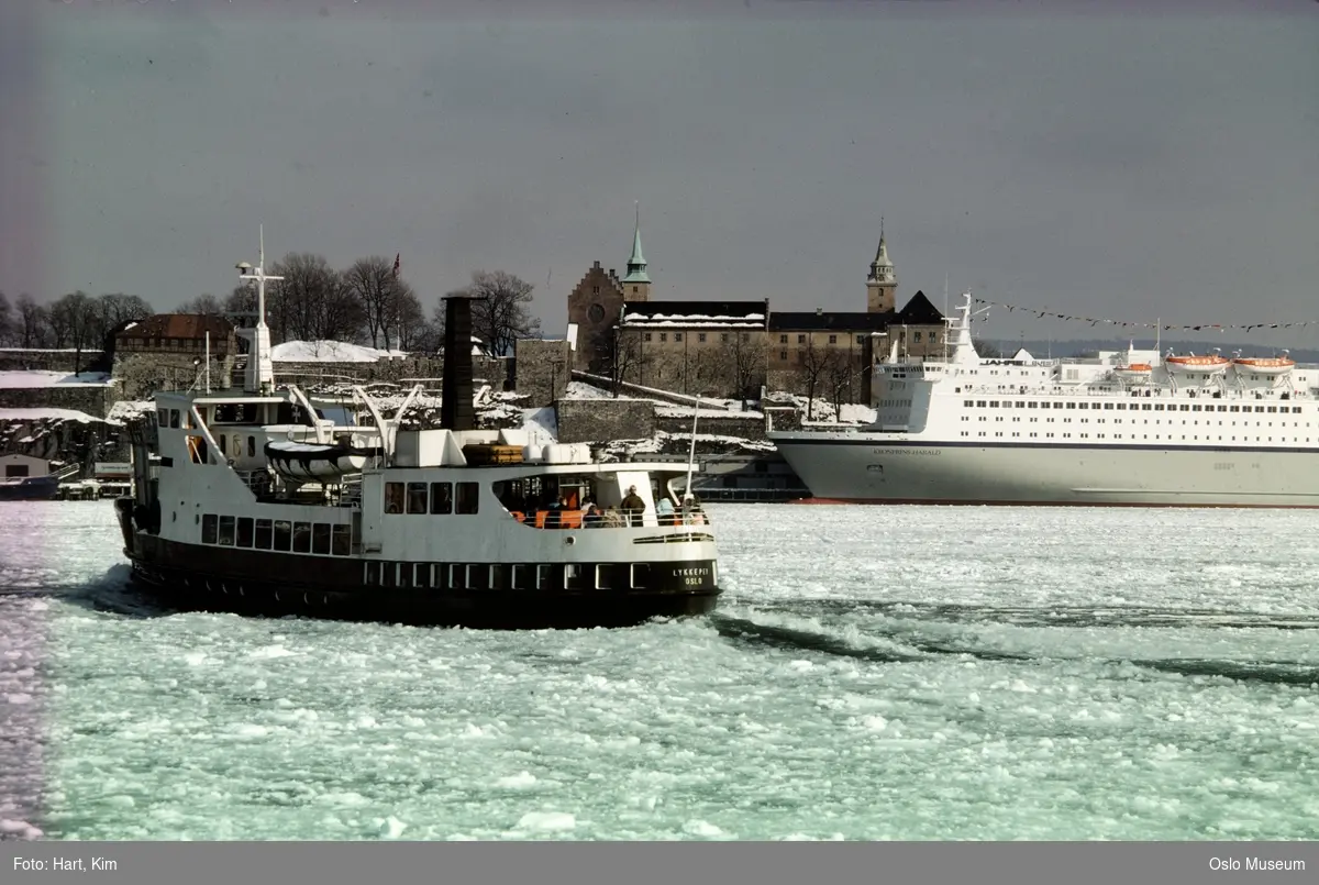 fjord, isflak, Nesoddbåt M/F Lykkeper, skip Kronprins Harald, Akershus festning