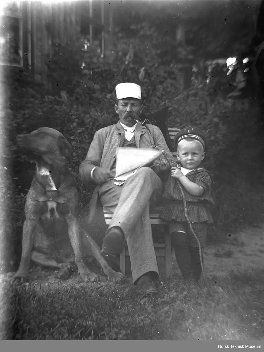 Ægidius Elling med sønn og hund?