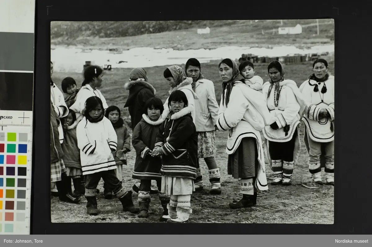 Kvinnor och barn i traditionell dräkt. Inuitiska kvinnor och barn, Baffin Island, Canada.