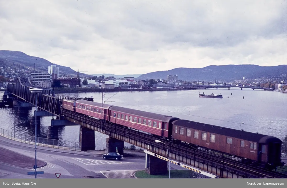 Elektrisk lokomotiv El 11 med persontog til Skien, tog 807, på bru over Drammenselva
