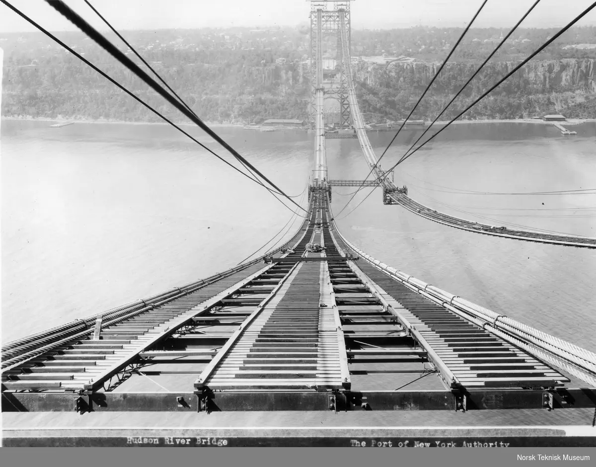 Bygging av George Washington Bridge over Hudson River mellom øvre Manhattan (West 178th Street) og Fort Lee, New Jersey i New York. Broen er tegnet av Othmar H. Ammann. Byggestart 27. september 1927 og åpnet for trafikk 25. oktober 1931. Broen hadde opprinnelig seks kjørebaner og brospennet er på 1067 meter