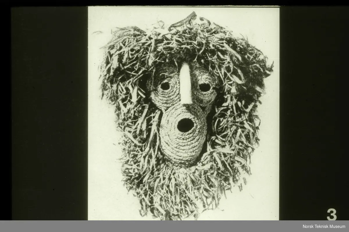 Illustrasjon til "Sykepleiens verdenshistorie" samlet av Ingrid Wyller, trollmann maske.