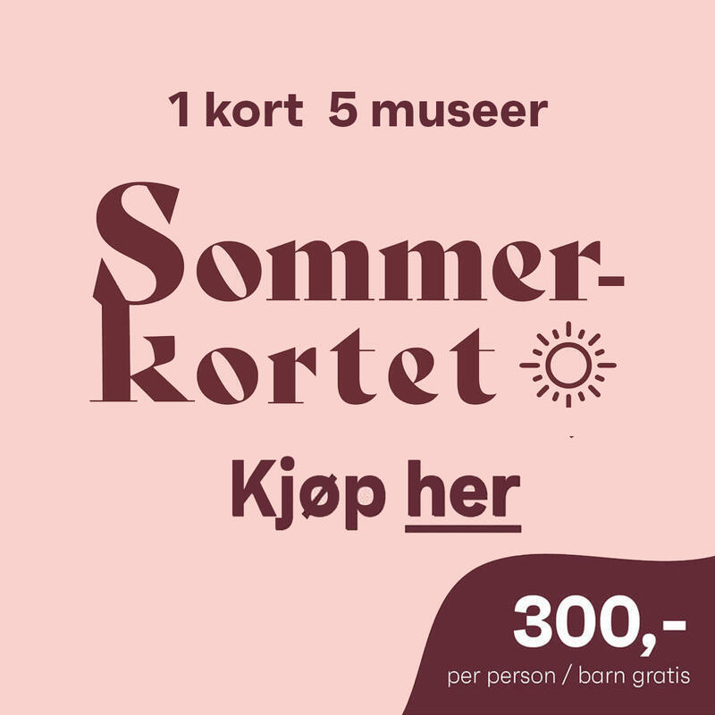Tekstplakat reklamerer for Sommerkortet 2022, "1 kort 5 museer, kjøp her"