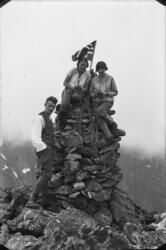 "På toppen av Hornet, 1927".På toppen av Romsdalshorn.