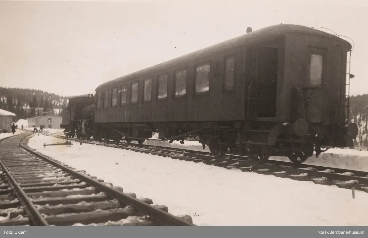 Damplokomotiv type 18a med personvogn litra Co3a på Elsfjord stasjon ...
