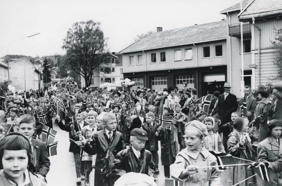17. mai 1959 på Gjøvik. Barnetoget passerer brannstasjonen i Hunnsvegen.