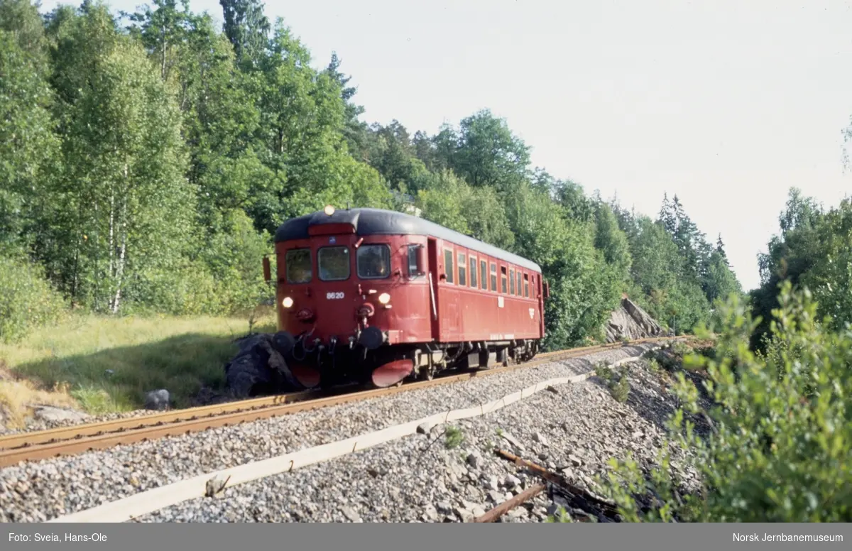 Dieselmotorvogn BM 86 20 med persontog i nærheten av Haugsjå på Arendalsbanen