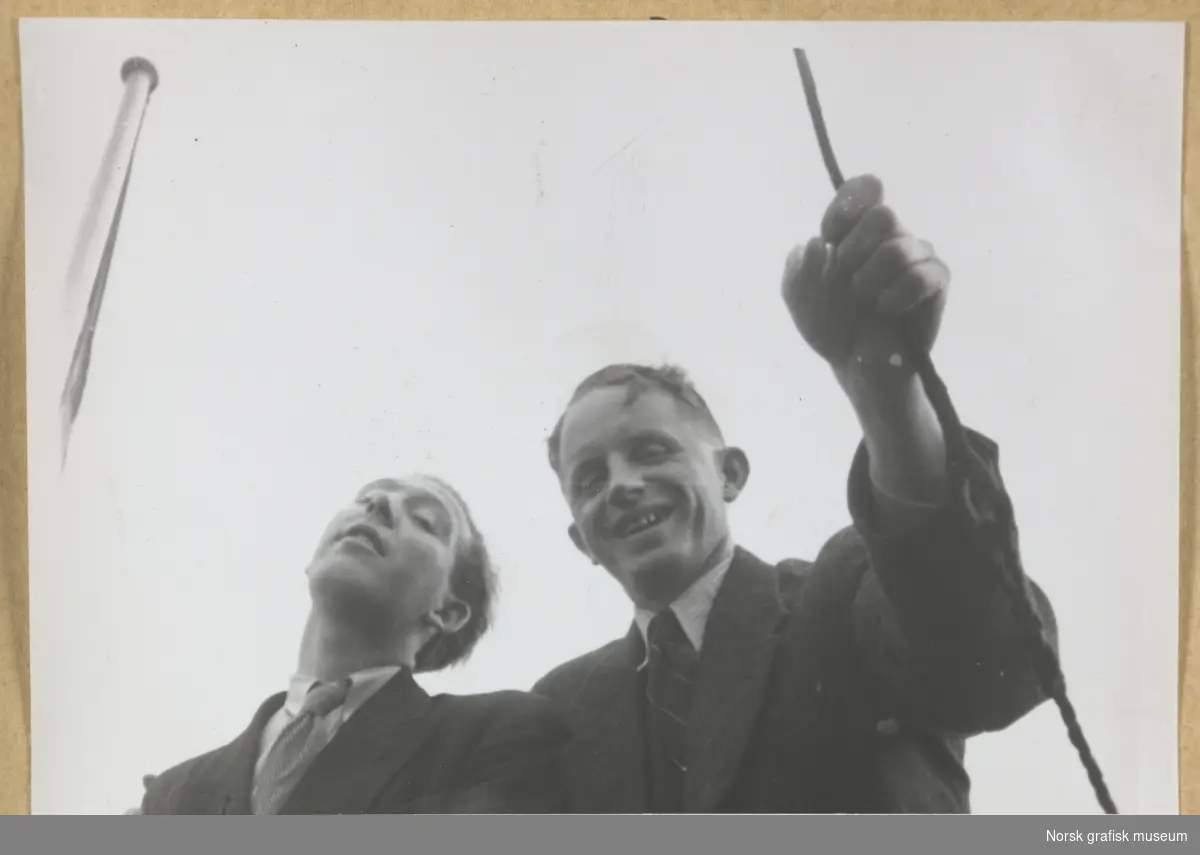Utendørs, to unge menn i halvnært utsnitt, med himmel i bakgrunnen. Fotografert i forbindelse med Vestlandsk Trykkerstevne i Bergen, 1946.