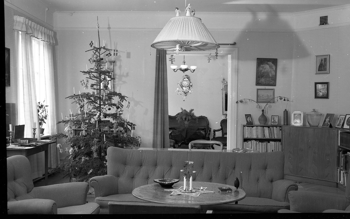 Interiör från familjen Nordenankars hem i Gränna. En julgran står i ett hörn.