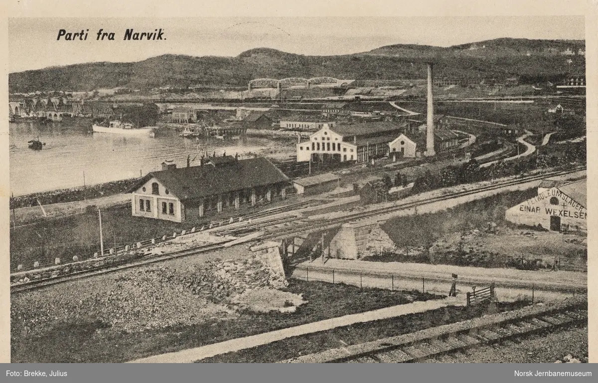 NSBs verksted i Narvik. Malmbanegården i bakgrunnen. Sporet til Narvik havn i forgrunnen