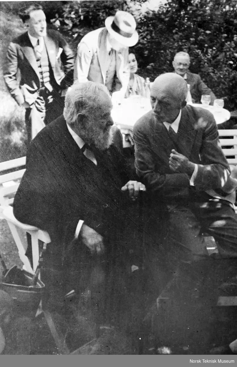 Grunnleggeren av Deutsches Museum i München, Oskar von Miller i samtale med direktør og styremedelm, semnere styreformann i Norsk Teknisk Museum, Per Kure, under et beøk i Oslo sommeren 1933