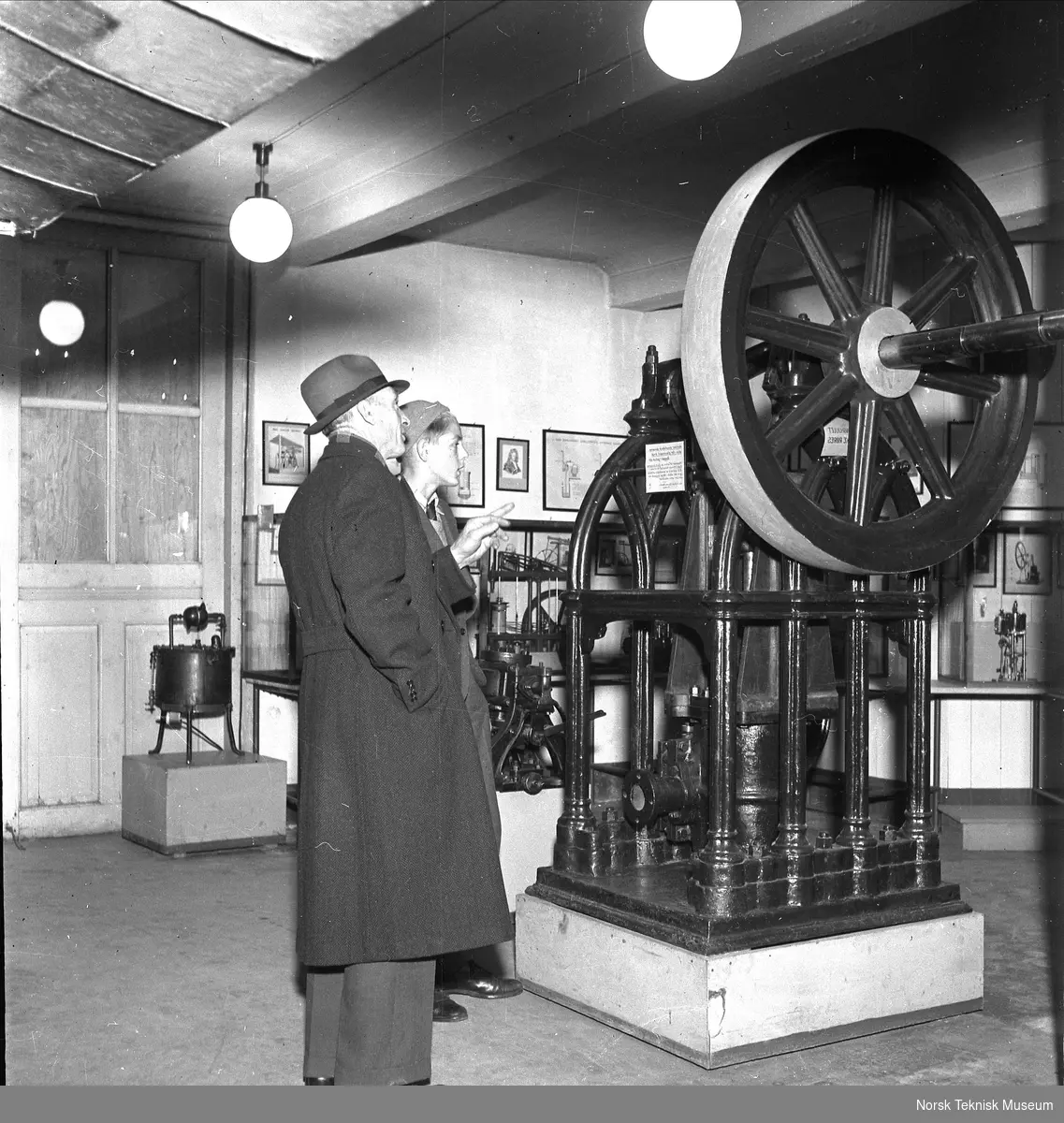 En søndag i museet, mann studerer gotisk dampmaskin, 9. november 1941
