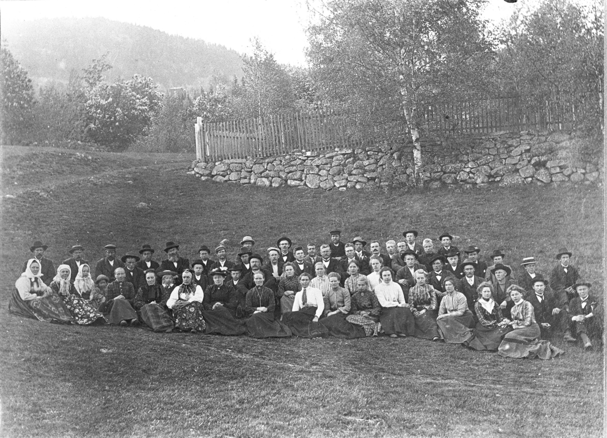 Eldre og yngre eggedøler samlet nedenfor den gamle kirketuften ved Hovland. Noen av kvinnene i folkedrakt, blant dem trolig Gunhild Teige. Omkring 1910.