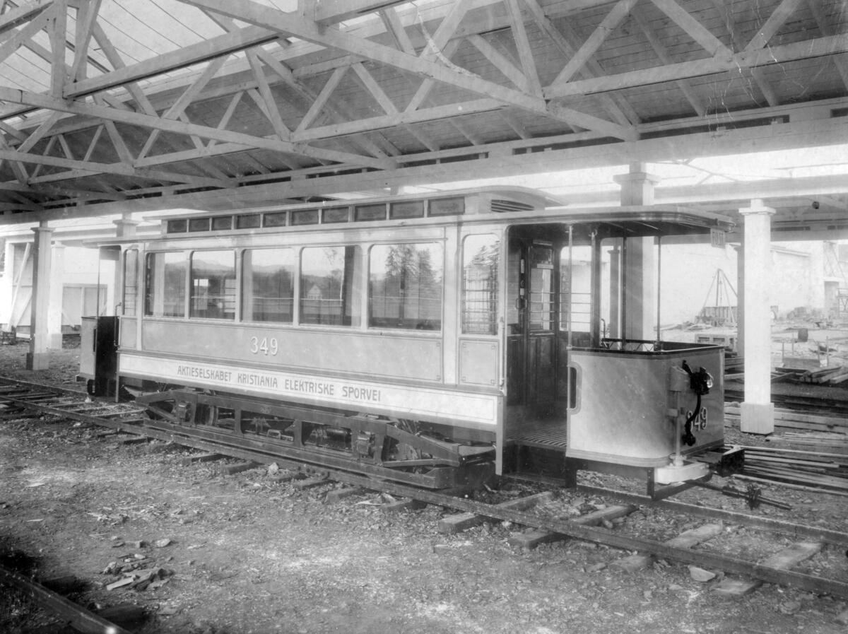 Fotografi av en Kristiania Elektriske Sporvei sporvogn nr. 348 nylevert fra produsent Siemens-Schuckert i 1914.
