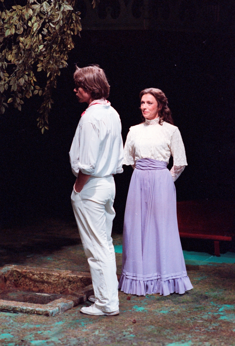 Scene fra Nationaltheaterets oppsetning av Henrik Ibsens "Kjærlighetens Komedie". Forestillingen hadde premiere 1. september 1980. Edith Roger hadde regi, og medvirkende var blant annet Merete Moen og Katja Medbøe som Svanhild og Svein Strula Hungnes som Falk. 