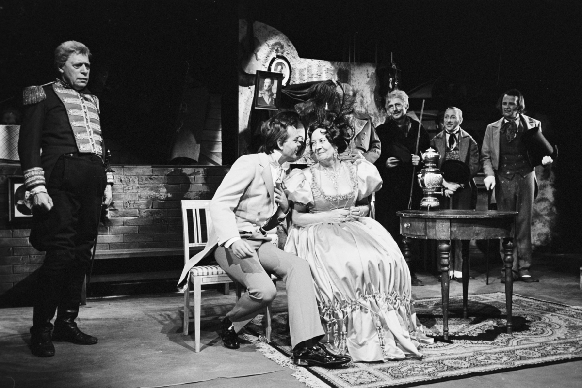 Scene fra Riksteatrets oppsetning av Nikolaj Gogols "Revisoren". 