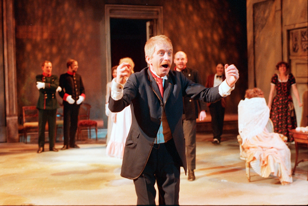 Scene fra Nationaltheaterets oppsetning av Anton Tsjekhovs "Kirsebærhaven". Forestillingen hadde premiere 11.mars 1988. Ernst Günther hadde regi og Lubos Hruza scenografi og kostymer. 