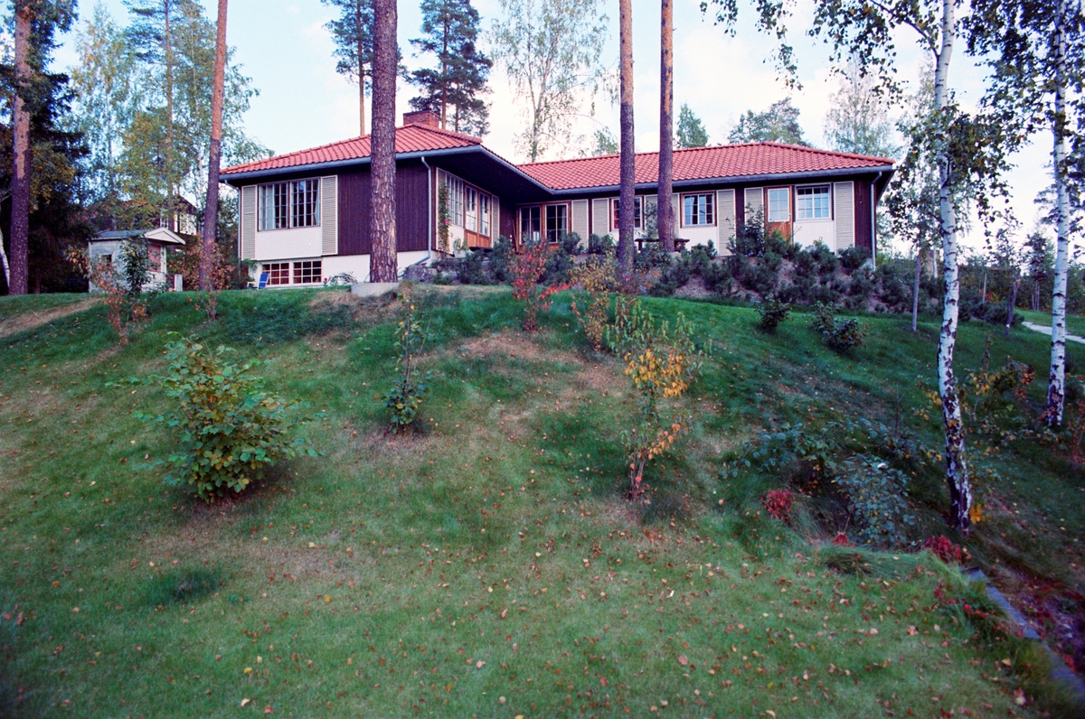 Fasade av Block Watne hus med hage