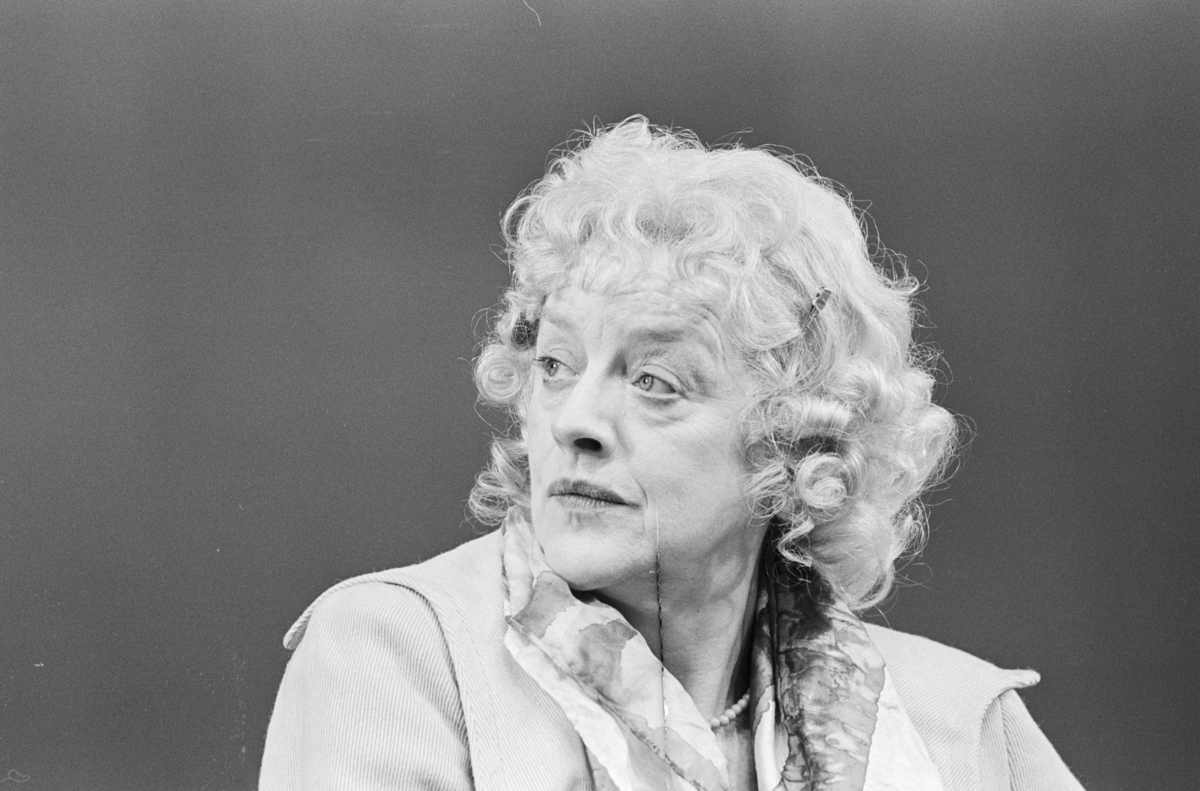 Scene fra Nationaltheaterets oppsetning av David Storeys "Hjem". Forestillingen hadde premiere 27. oktober 1971. Kirsten Sørlie hadde regi og medvirkende var blant annet Aase Bye. 