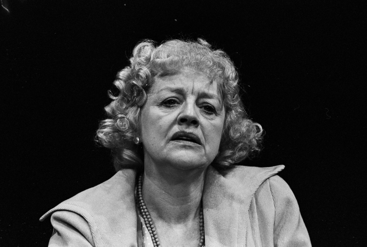   Scene fra Nationaltheaterets oppsetning av David Storeys "Hjem".  Forestillingen hadde premiere 27. oktober 1971. Kirsten Sørlie hadde regi og medvirkende var blant andre Aase Bye som Katleen.