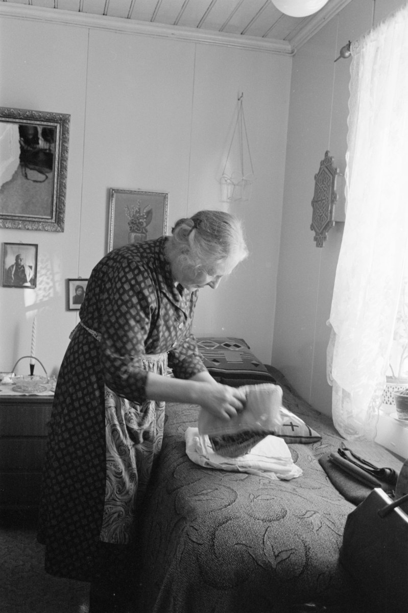 En kvinne lager mat i et kjøkken på Røros.