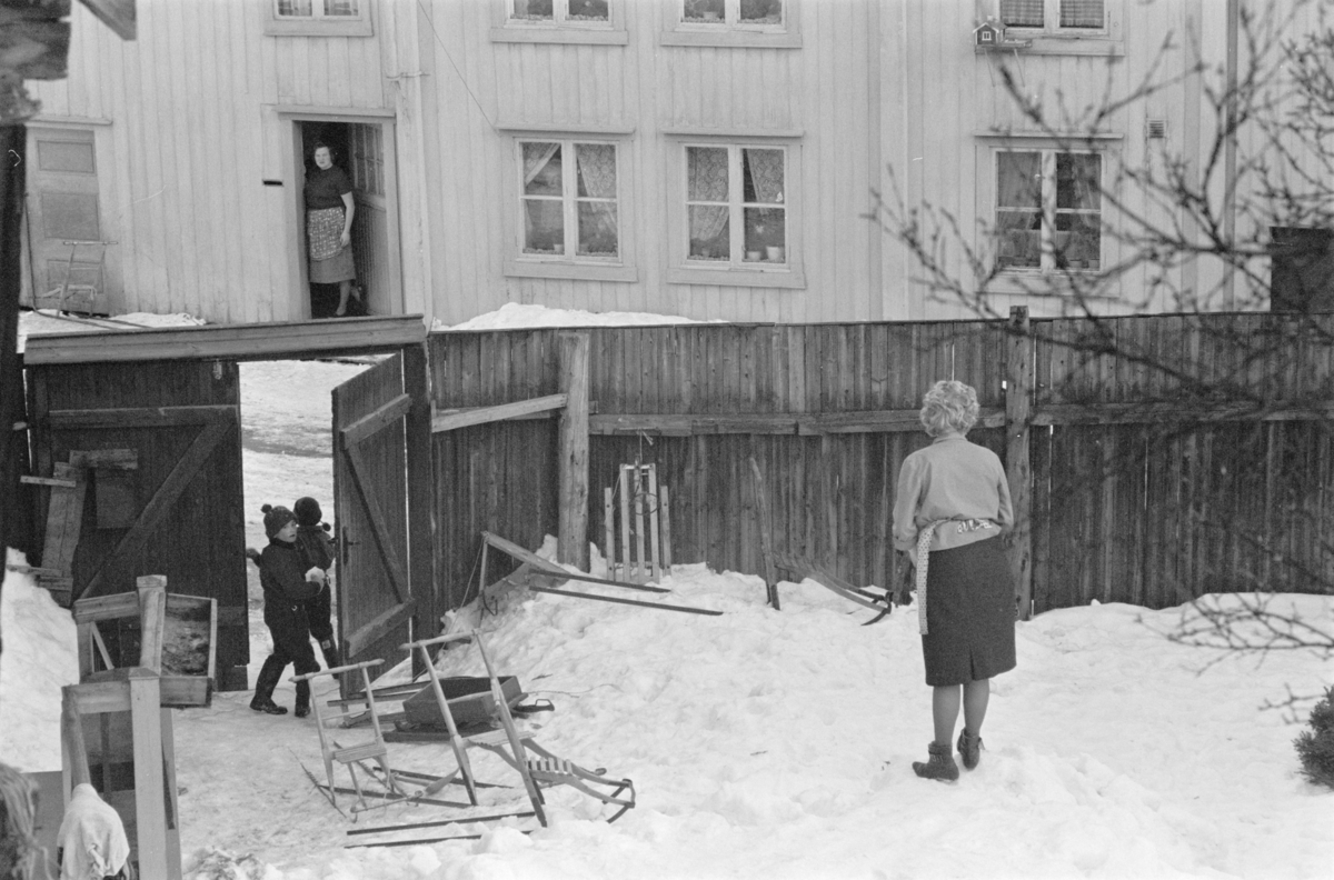 Barn leker i et snødekt bylandskap på Røros.