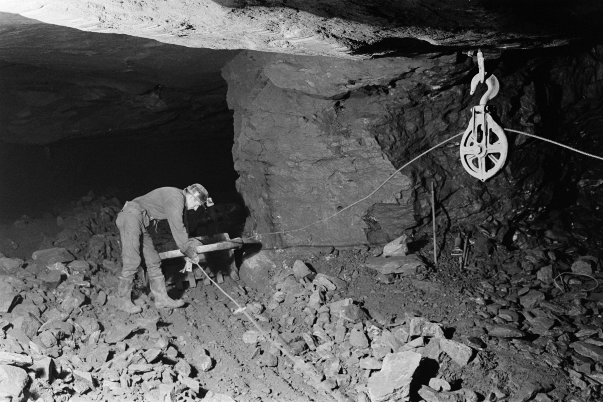 Gruverarbeidere utvinner malm i gruvene på Røros.