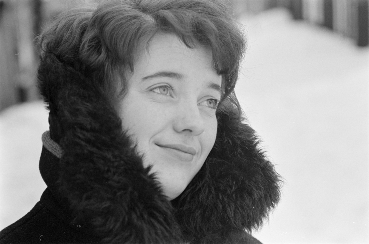 Portrett av en kvinne i bylandskapet på Røros.