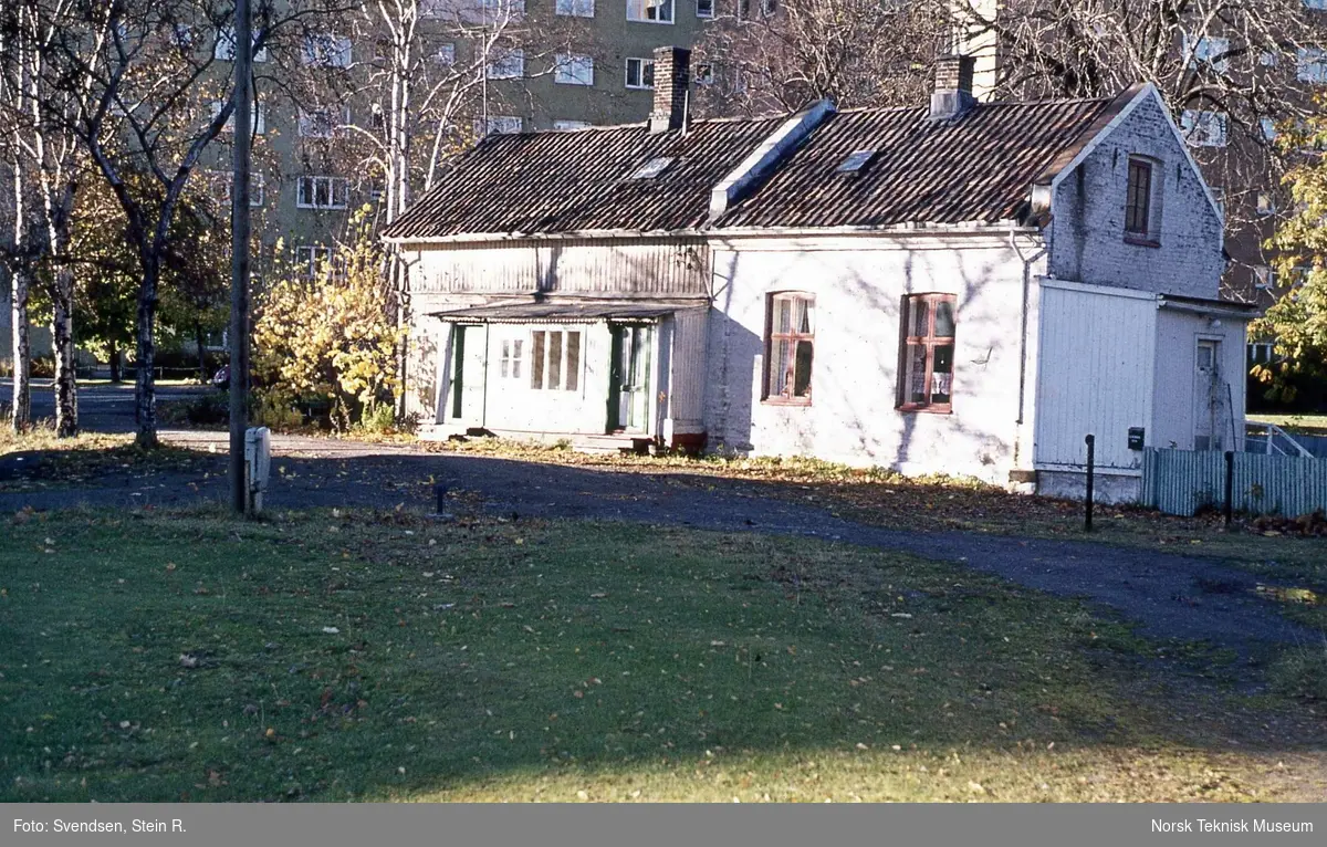 Beboelseshus, delvis bygget i tre og delvis murt, fotografert omkring 1973