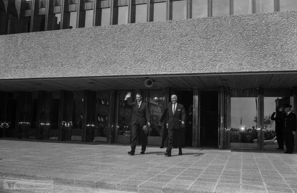 Kronprinsen og ordføraren på veg ut frå det nye rådhuset. .Vigslinga av Molde Rådhus 11. juni 1966.