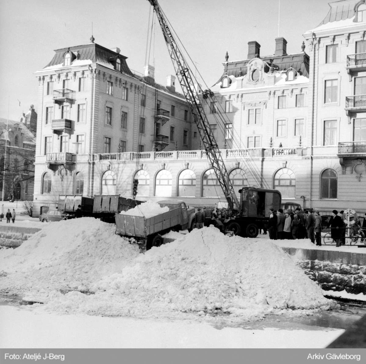 Lastbil håller på att åka ner i ån vid norra strandgatan i Gävle 1961. Vid Grand Hotell.