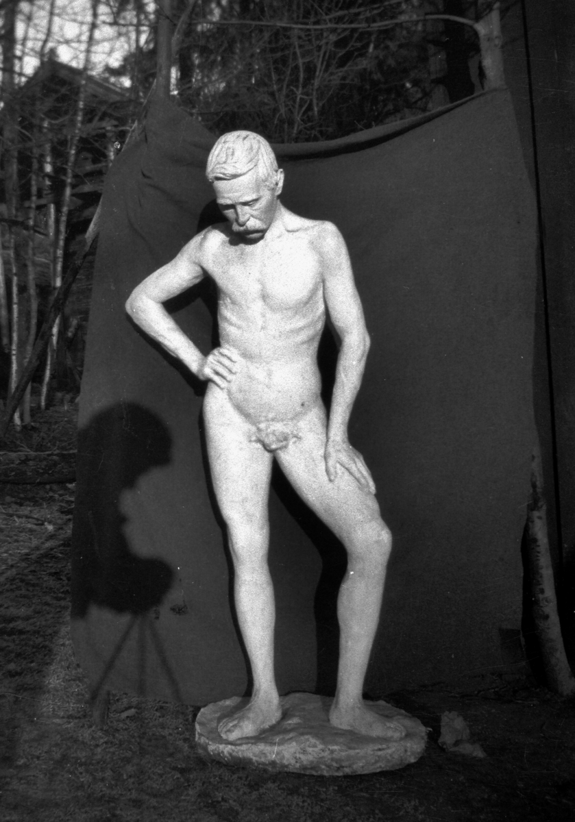 Fem bilde av skulpturar laga av Halvor Moland.