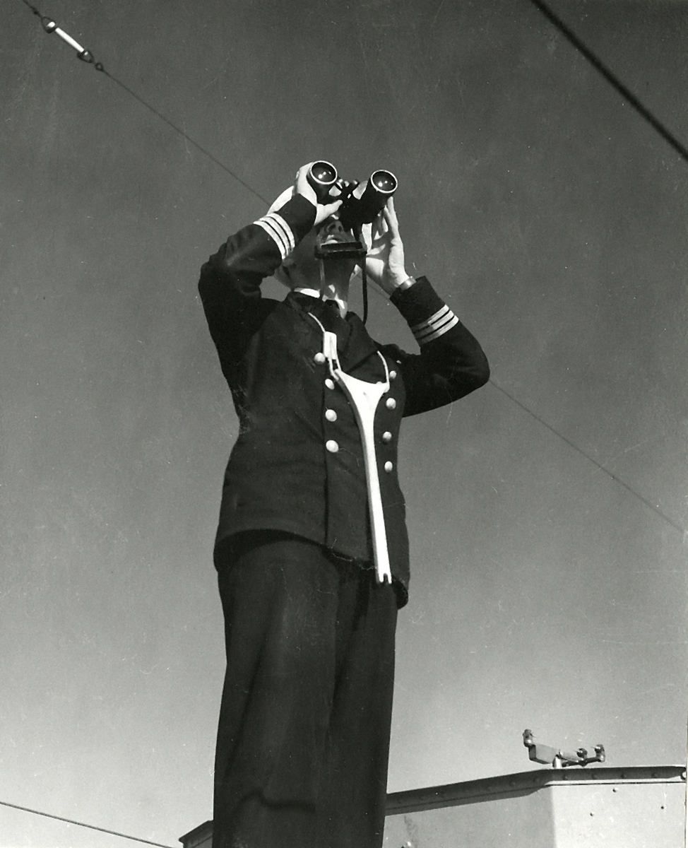 Kapten Bergelin prövar ett stöd för kikaren år 1946.