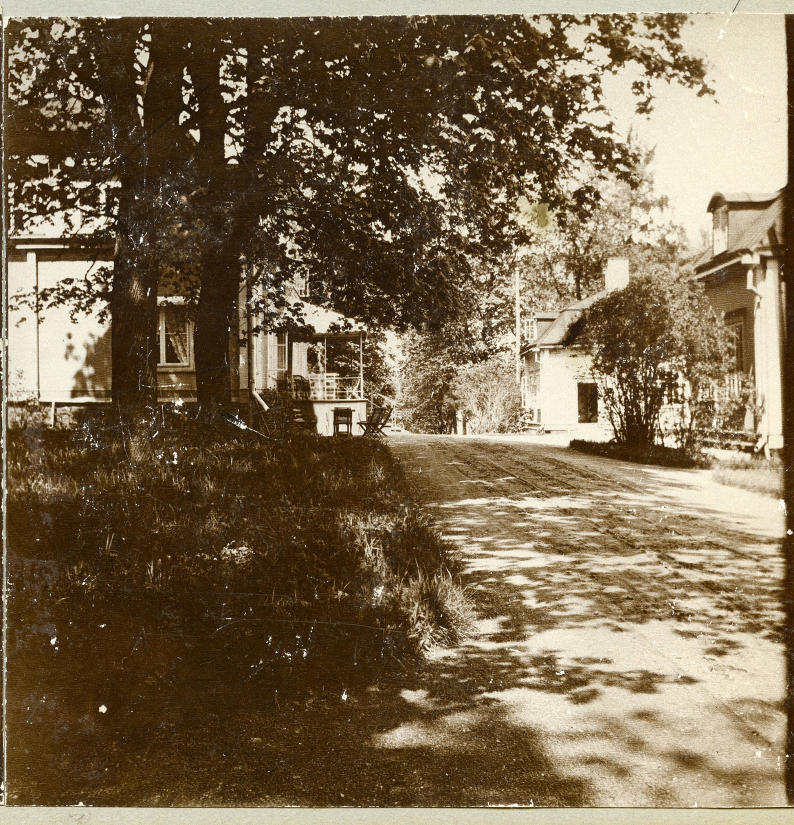 Fagersta stad, Fagersta kn, "Andra sidan".
Stereoskopi. Vid Fagersta bruksherrgård, 1907.