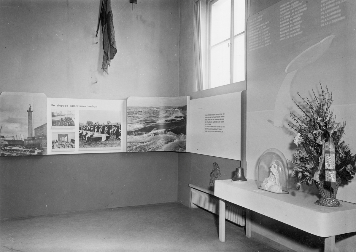 Minnesutställning i örlogsavdelningen över u-båten ULVEN som sänktes av en tysk mina den 16 april 1943. Uppställning med minnsstatyn "Ulvemännen".