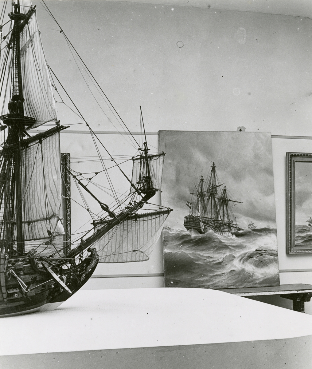 Minnesutställningen över konteramiralen, marinmålaren Jacob Hägg. I förgrunden förskeppet till skeppet AMARANTH. I bakgrunden oljemålningen "I lägervall".