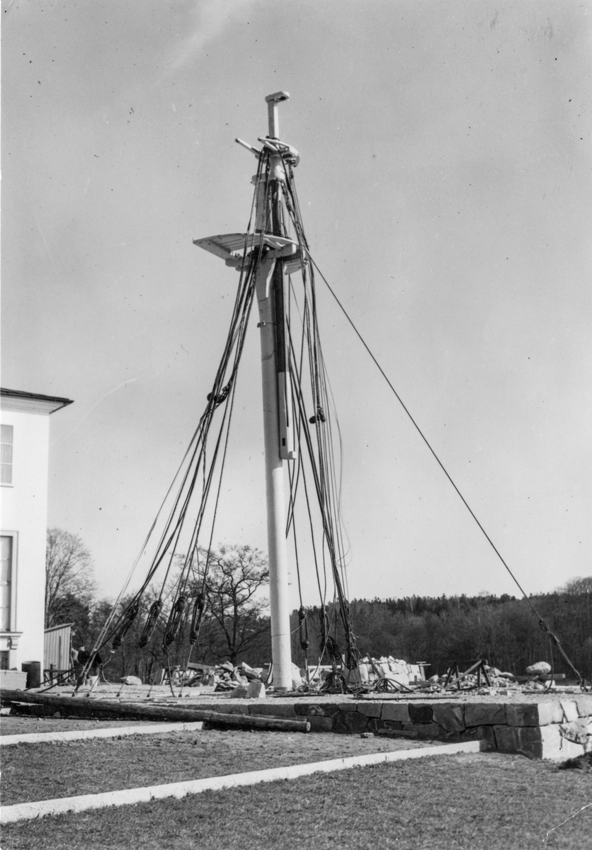 Skeppsgossebriggen GLADAN´s stormast uppställd utanför Sjöhistoriska museet.
