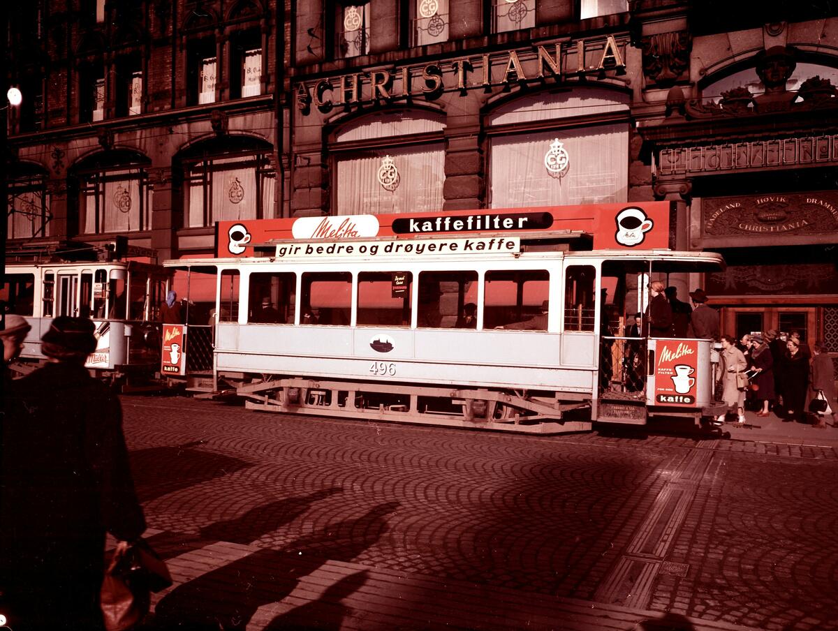 Sporvogn fra Oslo Sporveier med reklame for Melitta kaffefilter på tak og front. Vognen er av type SS med nr. 496, linje 5.