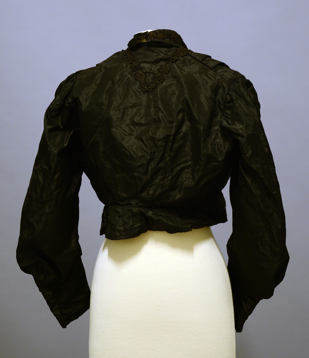 Trøye i sort silke med blonder og bomullsfòr.
