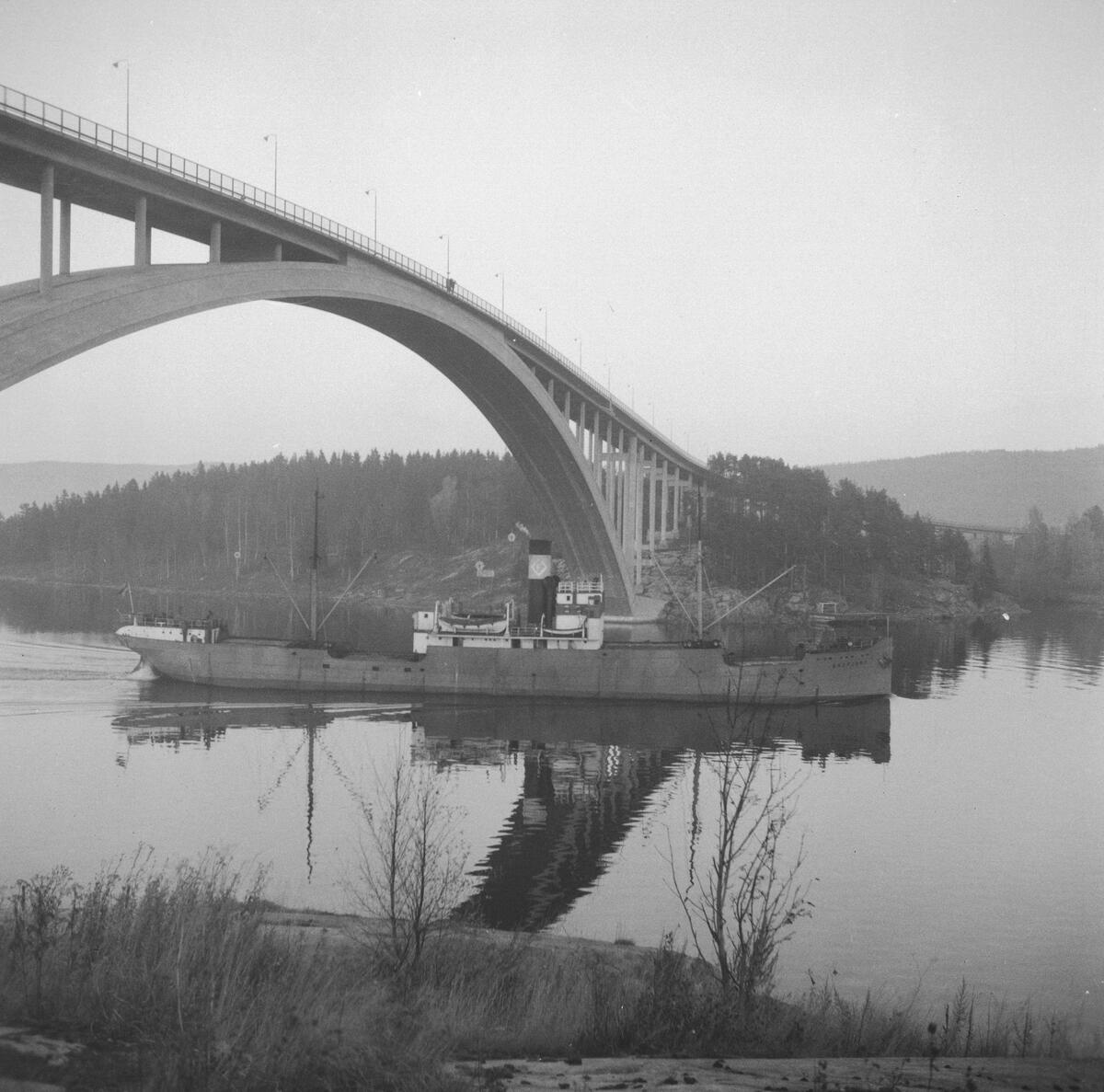 Fartyget Brofjord vid Sandöbron