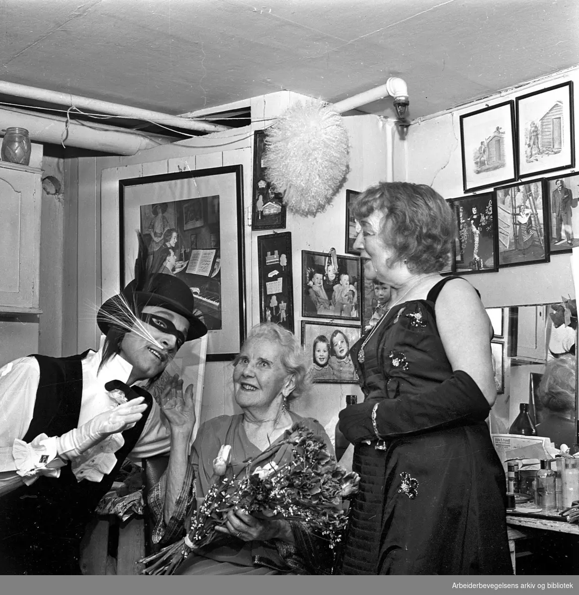 Chat Noirs 50-årsjubileum. Fra venstre: Jan Voigt, Bokken Lasson og Lalla Carlsen. Mars 1962..